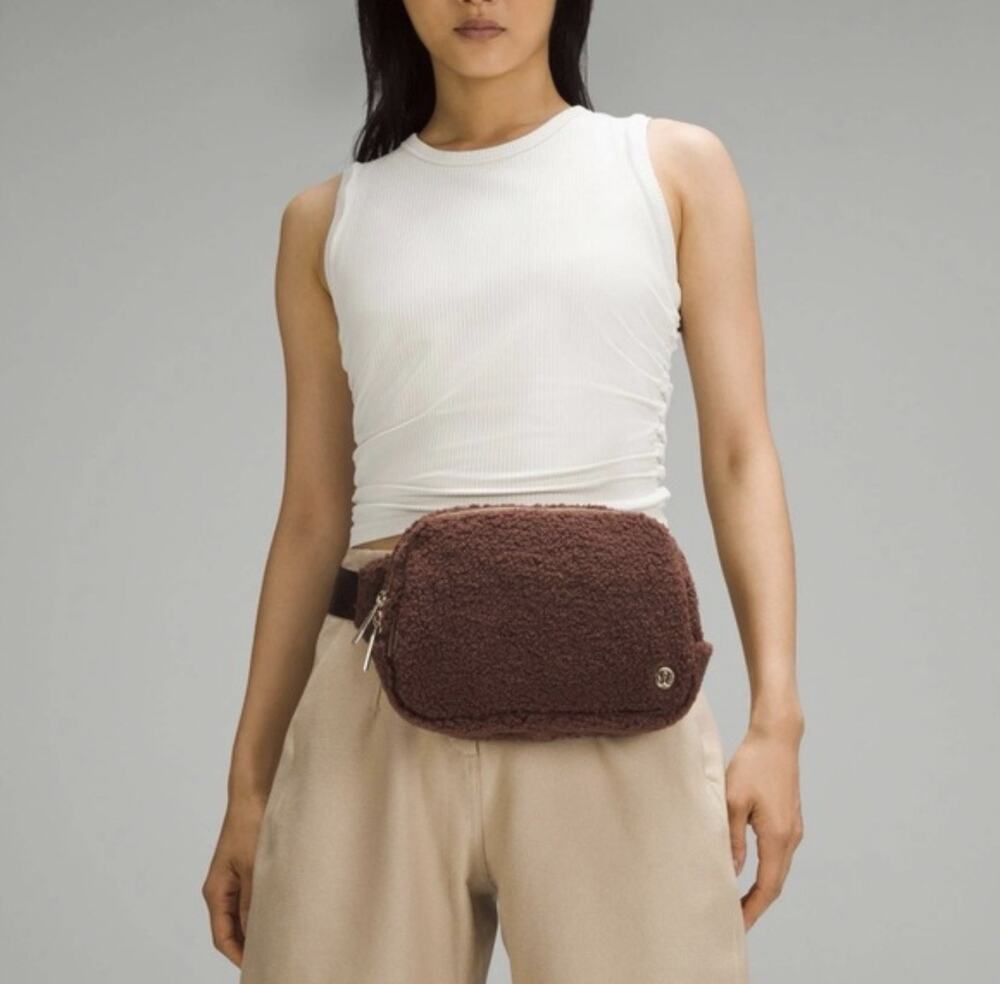 Lululemon Everywhere Belt Bag Fleece Brown - Picture 1 of 7